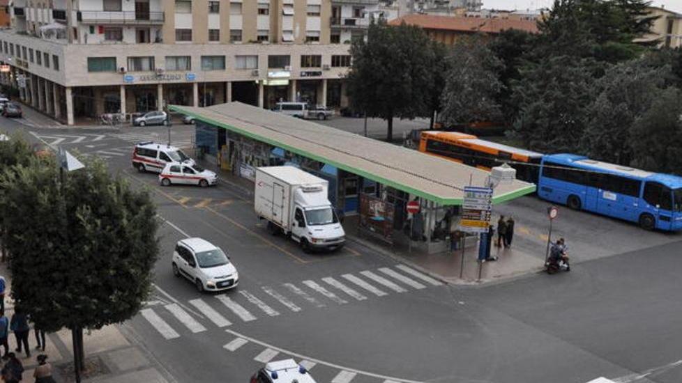 Il pieno di elettricità si farà in piazza da una colonnina