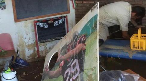 Il campo di football devastato dall’Ombrone «Siamo in difficoltà, chi può aiutarci?»