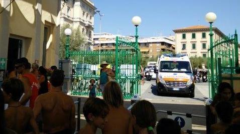 Dodicenne si tuffa in mare e urta uno scoglio con la testa
