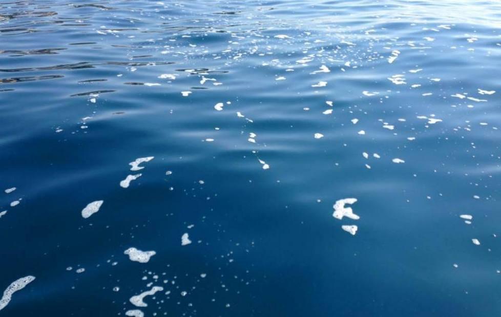 Mare sporco e divieti, ancora polemiche 