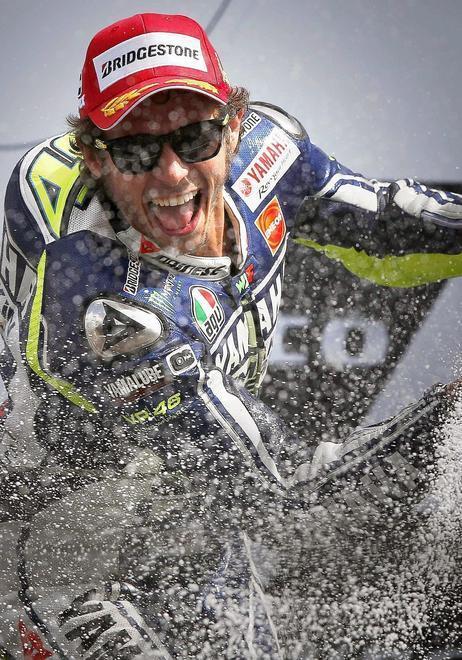 La pioggia esalta Rossi, Petrucci e Dovi in scia 