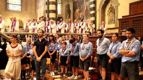 Gli scout in prima finale alla cerimonia funebre in Cattedrale (foto Batavia)