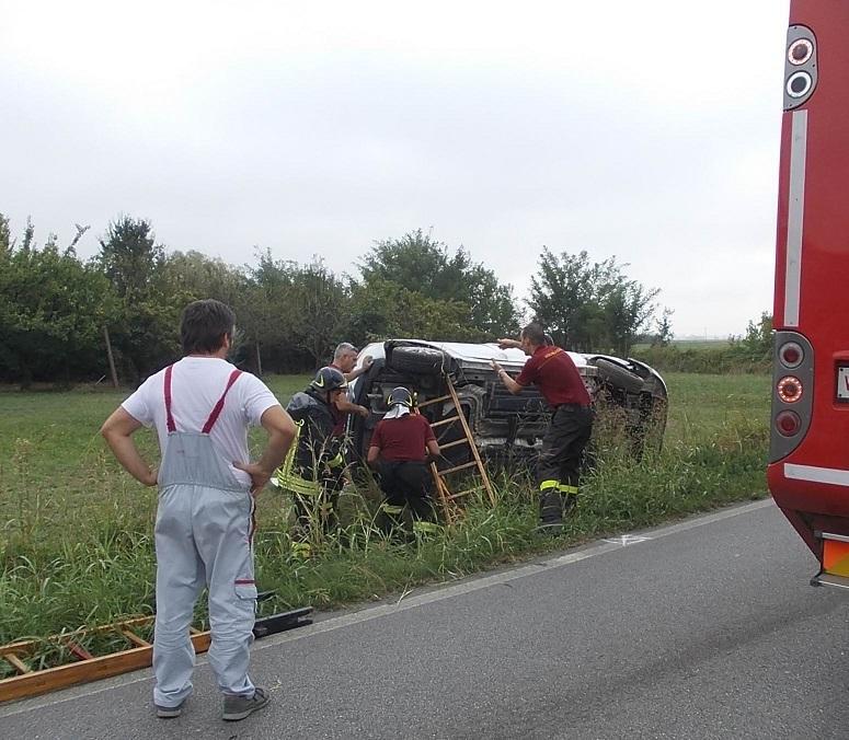 Copparo, con l'auto fuori strada