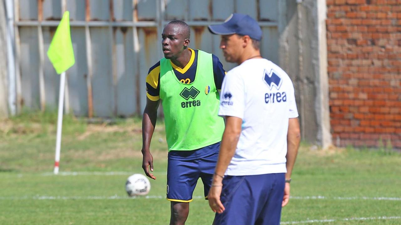 Ali Sowe e il tecnico gialloblù Hernan Crespo