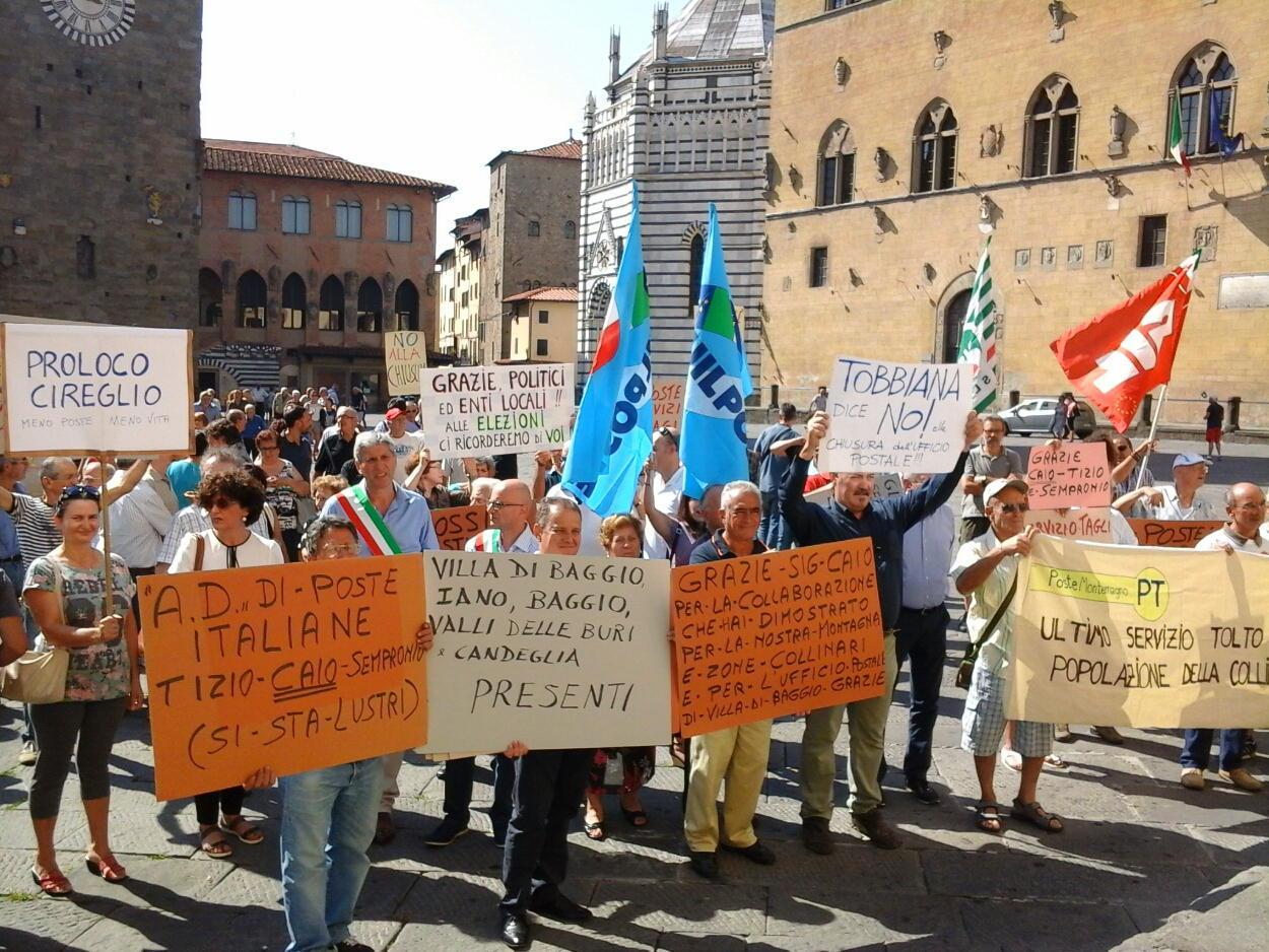 In piazza a Pistoia la rivolta dei paesi: no al taglio degli uffici postali 