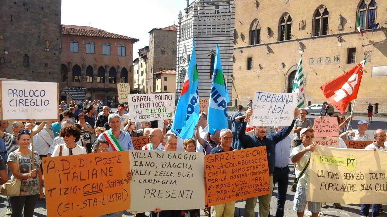 In piazza a Pistoia la rivolta dei paesi: no al taglio degli uffici postali