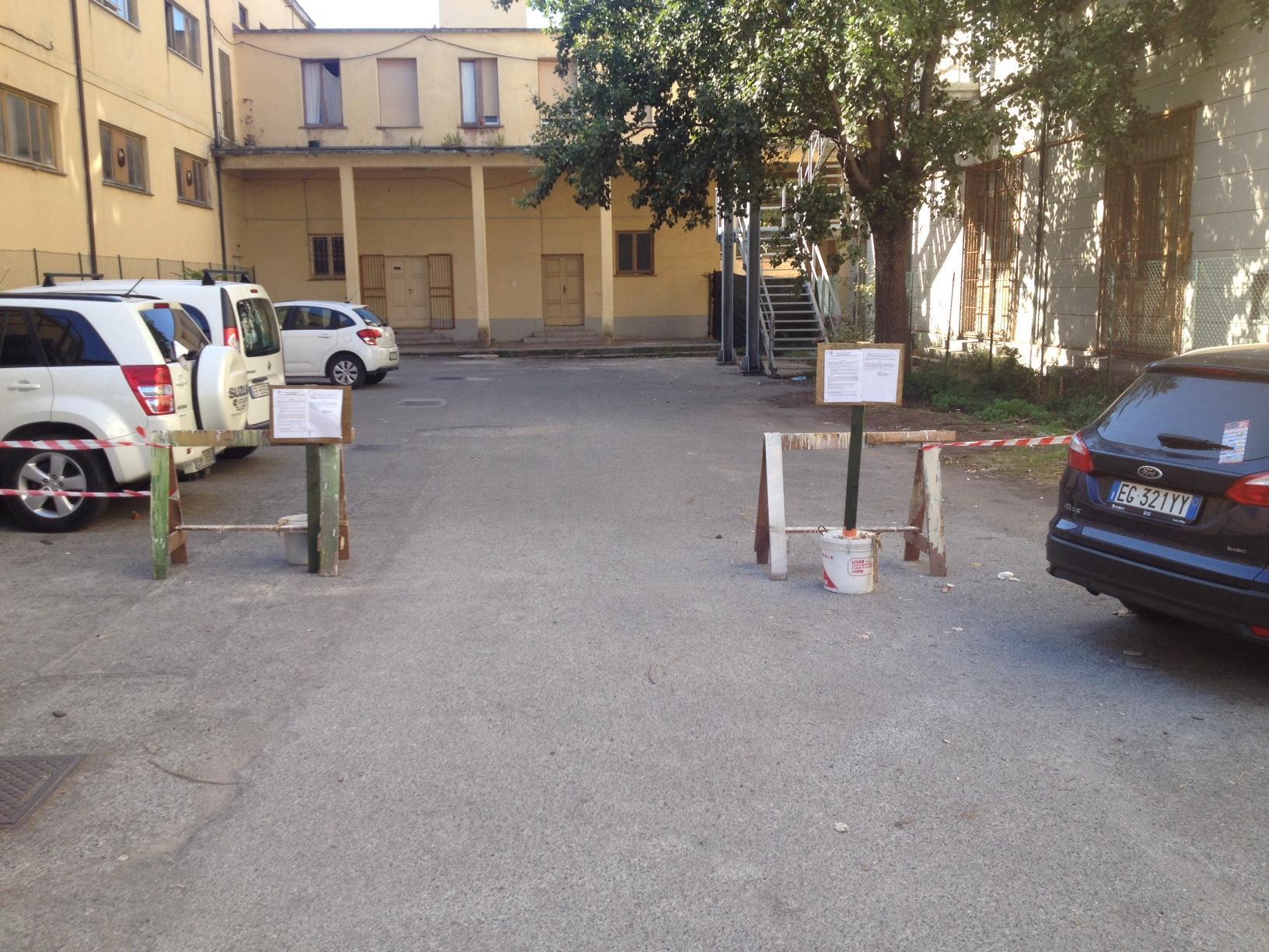 Il piazzale con i posteggi riservati