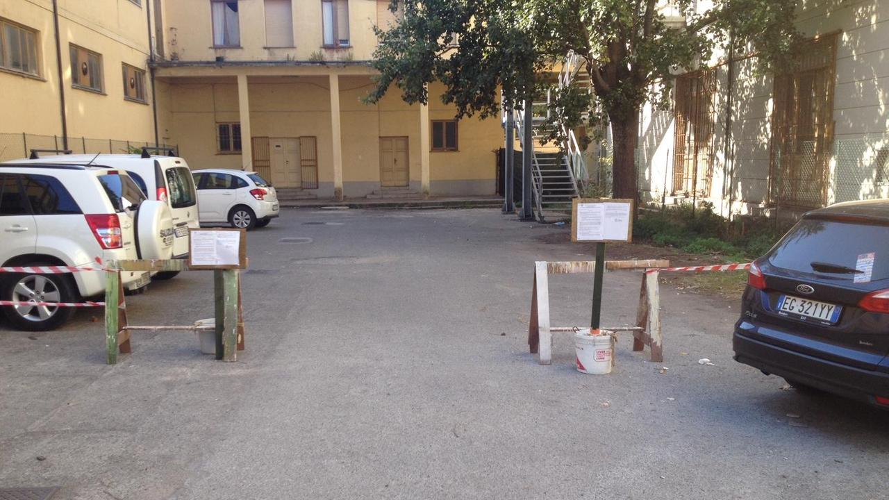 Il piazzale con i posteggi riservati