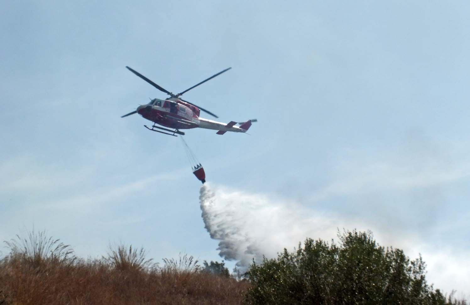 Uno degli elicotteri utilizzati per spegnere l'incendio (foto Pabar)