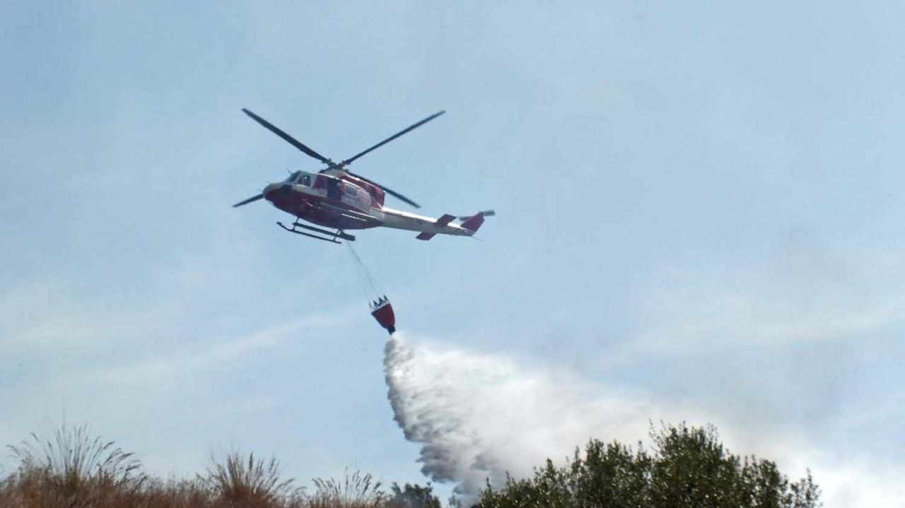Uno degli elicotteri utilizzati per spegnere l'incendio (foto Pabar)