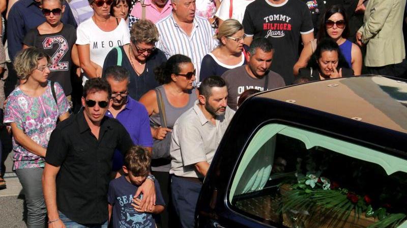 Santo Bontempo accompagna il carro funebre della moglie (Marzi/Pentafoto)