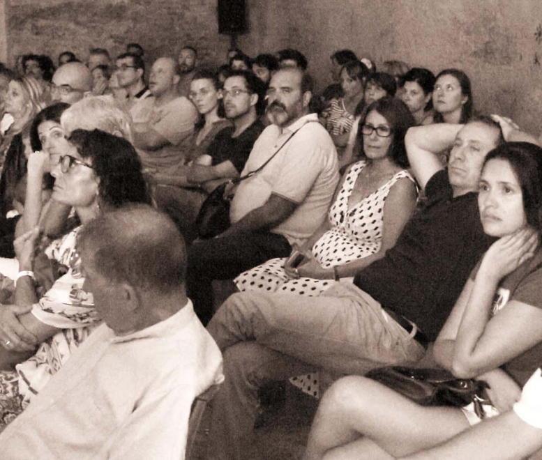 In silenzio e al buio per riascoltare le urla delle bombe 