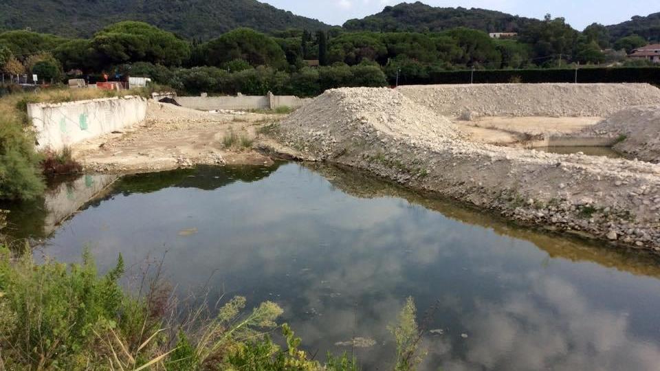 Macerie al posto dell'ecomostro di Procchio (foto di Gio' Di Stefano)