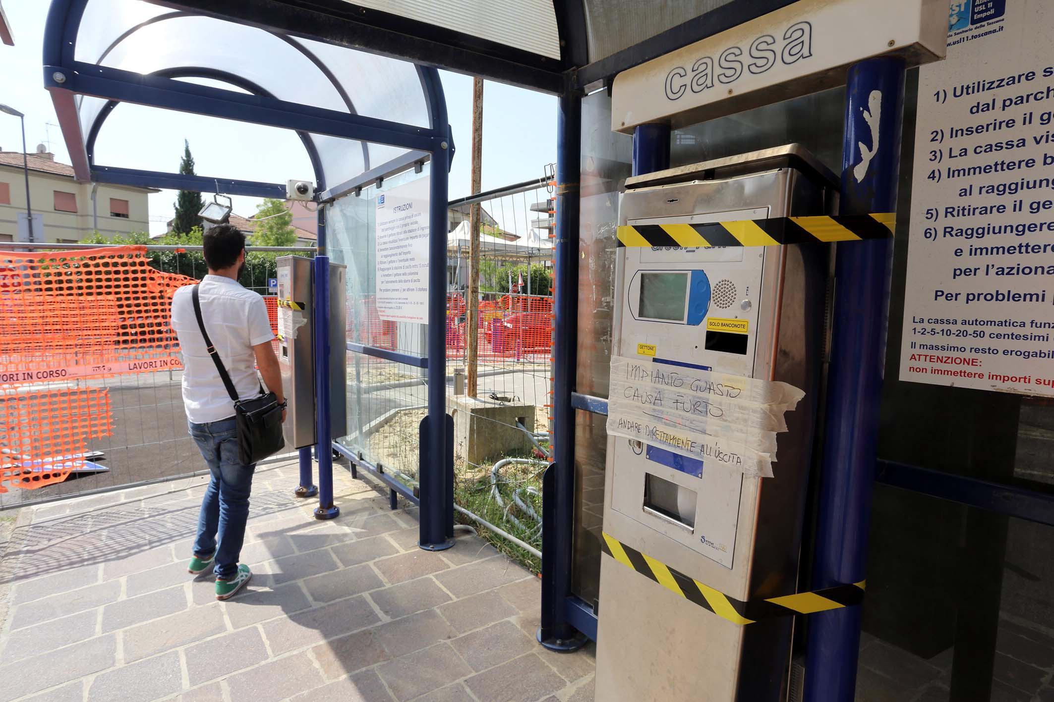Le macchinette spaccate dai ladri e il cartello che segnala il guasto (Foto Agenzia Carlo Sestini)
