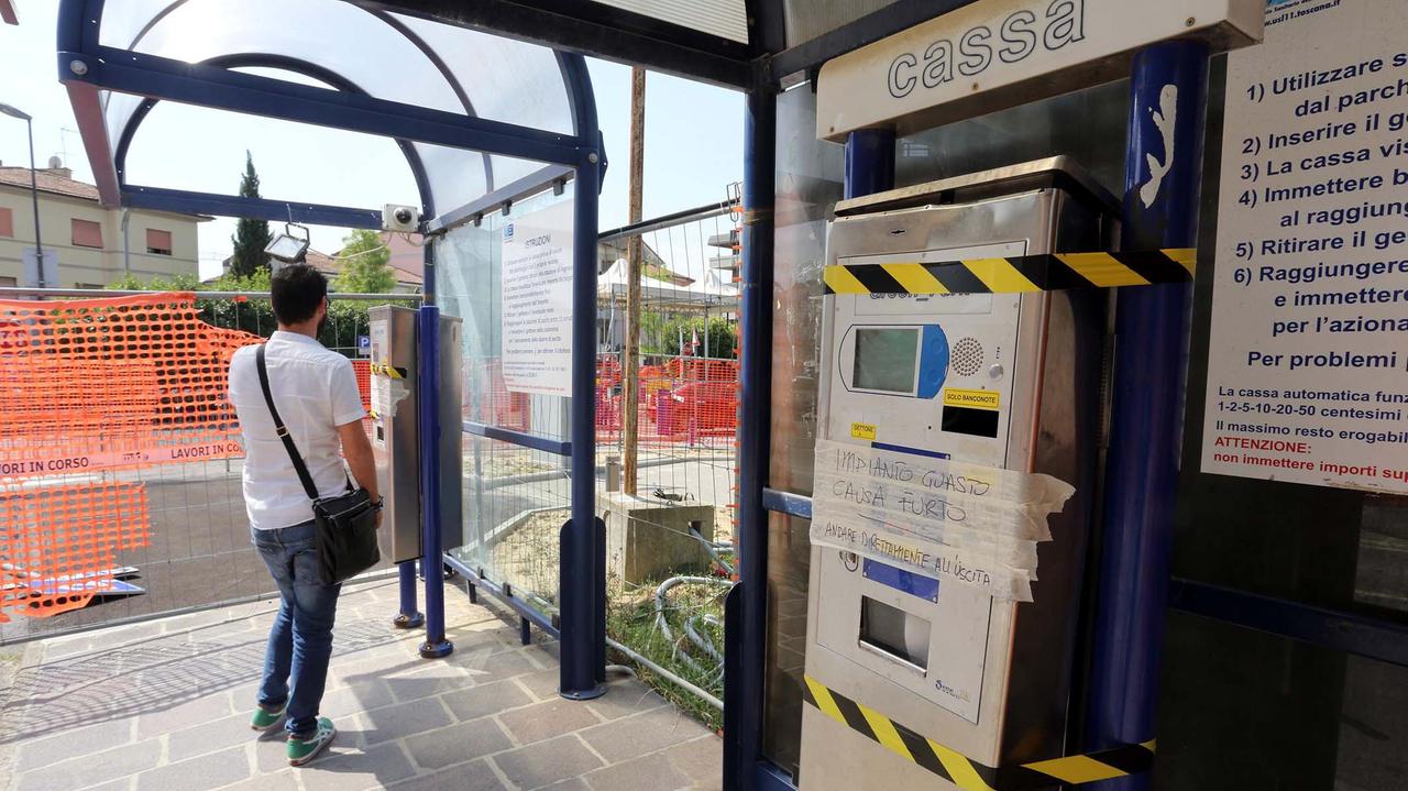 Le macchinette spaccate dai ladri e il cartello che segnala il guasto (Foto Agenzia Carlo Sestini)