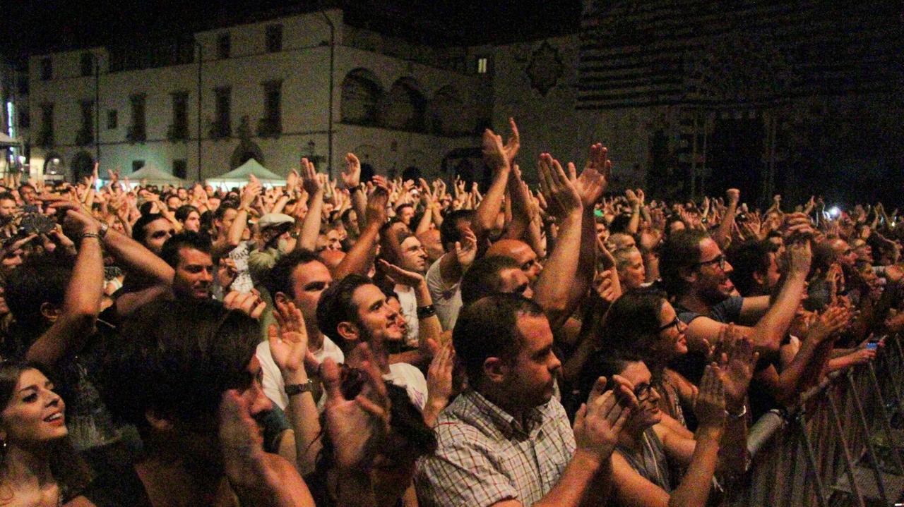In migliaia in piazza Duomo per gli Interpol