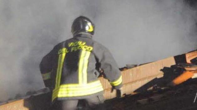 Maresca, in fiamme il tetto di un’abitazione vigile del fuoco fuori servizio evita il peggio