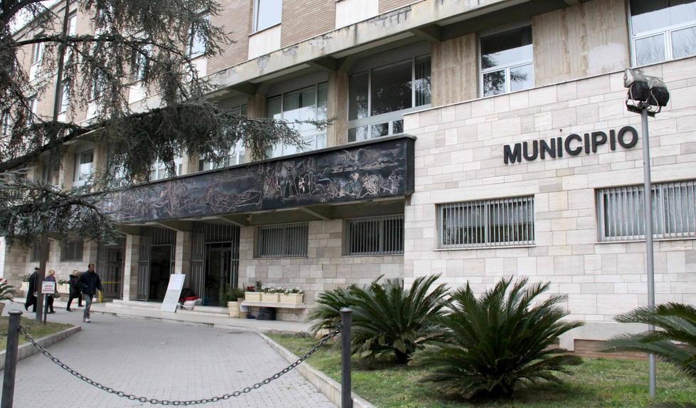 No alla riorganizzazione degli uffici comunali 