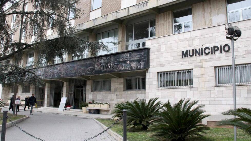 No alla riorganizzazione degli uffici comunali