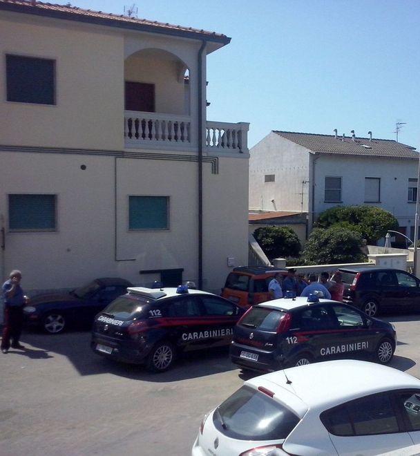 Ammanettato sulla spiaggia 