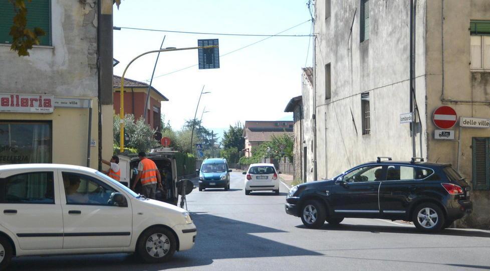 Semaforo in tilt dopo lo scontro tra auto 