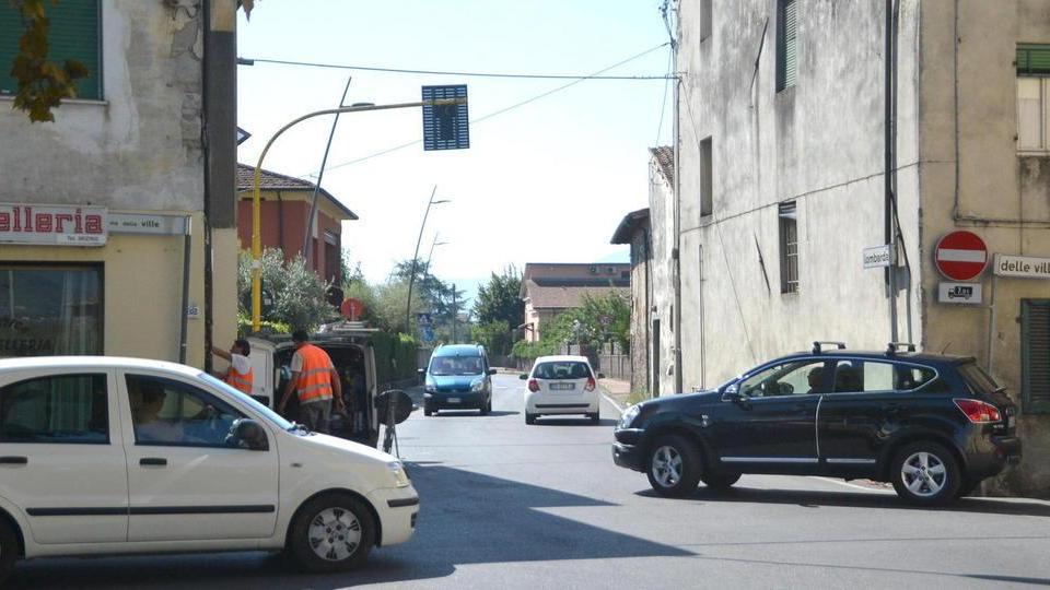 Semaforo in tilt dopo lo scontro tra auto