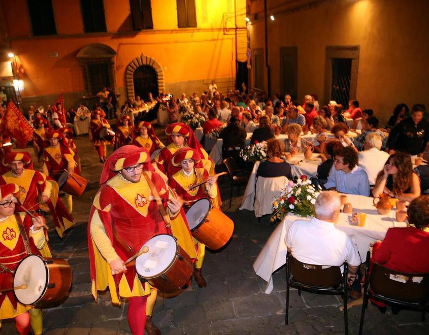 Partenza col rione Ferraia Stasera cena a San Michele 