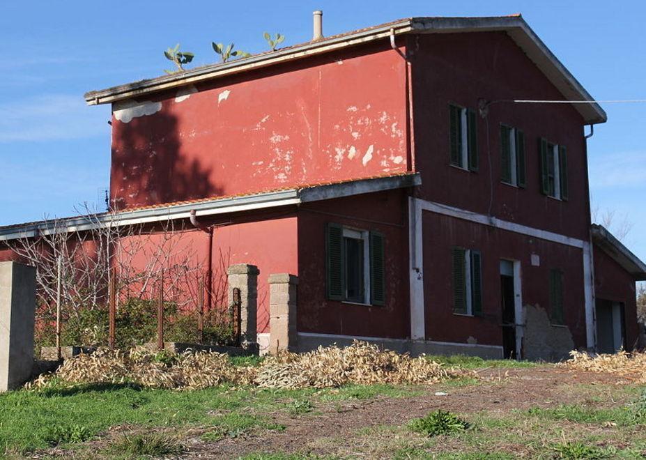 Sei case cantoniere occupate da abusivi 