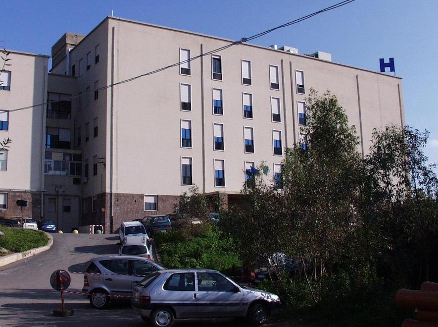 Incendio in camera da letto, intossicato 