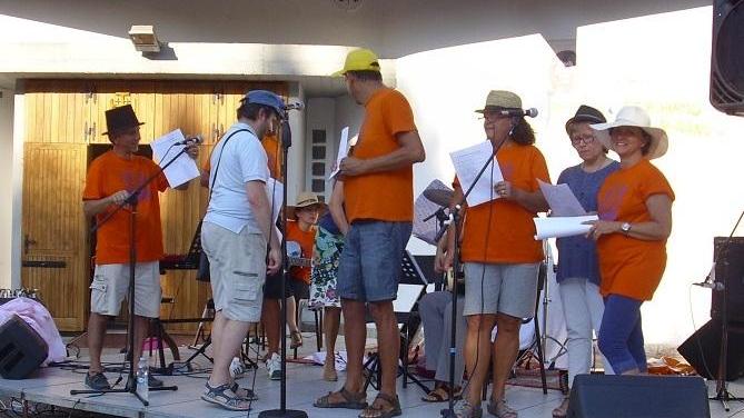 I gruppi sul palco divertono a suon di musica