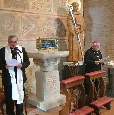 Due vescovi insieme davanti a San Guido