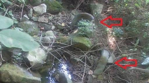 Due pneumatici abbandonati in un corso d’acqua di Riolo