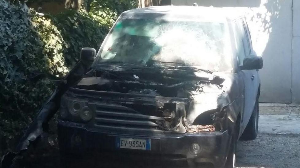 Auto in fiamme, non si esclude il dolo 