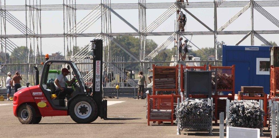 Ligabue, la festa: si inizia a montare il mega-palco 
