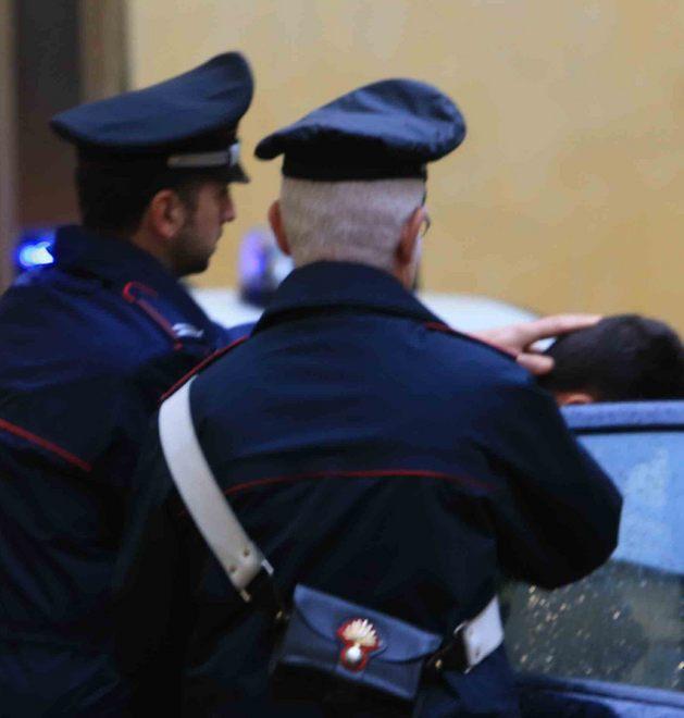 Catturati in strada con la refurtiva 