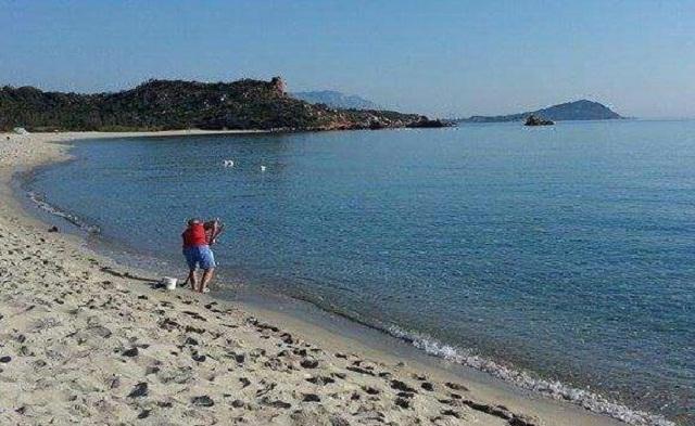 Un turista sorpreso con secchio e pala mentre ruba la sabbia dalla spiaggia di Cea