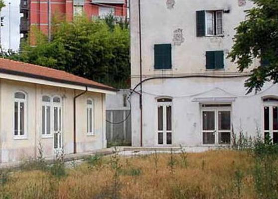 Asilo nuovo all’ex mattatoio di Massa tra cani e degrado I grillini: «Soldi buttati» 