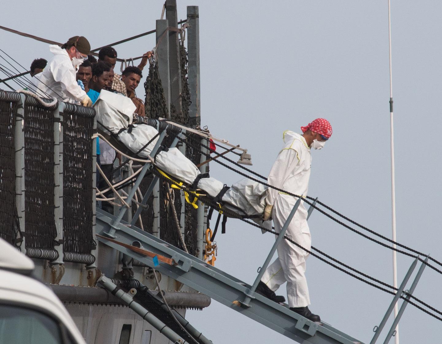 Lo sbarco di migranti nel porto di Cagliari (foto Mario Rosas)