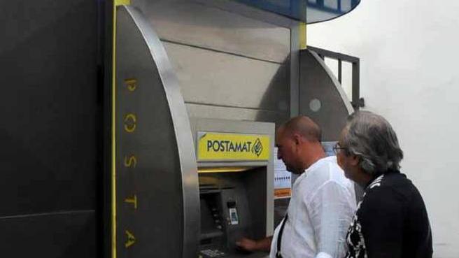 Carrara, pensionato rapinato davanti alle Poste