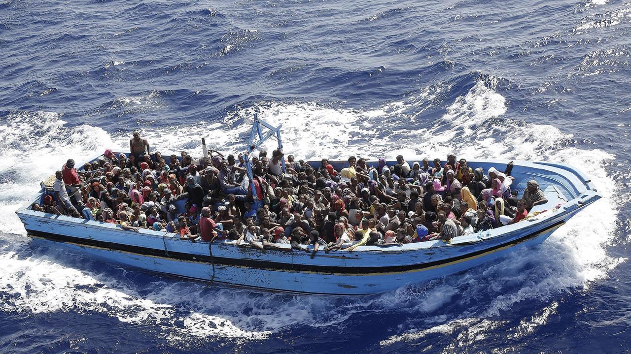 Un barcone di migranti nel mare Mediterraneo