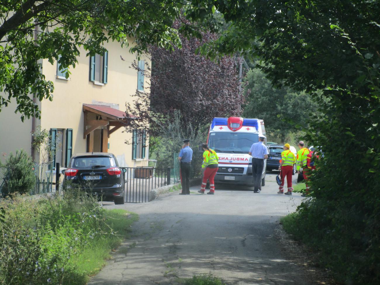 Casina, uomo muore travolto dalla sua automobile 