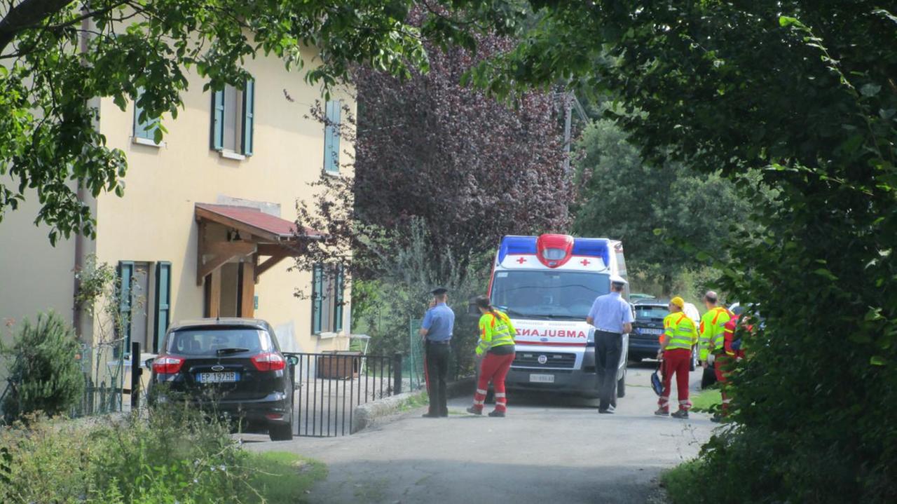 Casina, uomo muore travolto dalla sua automobile