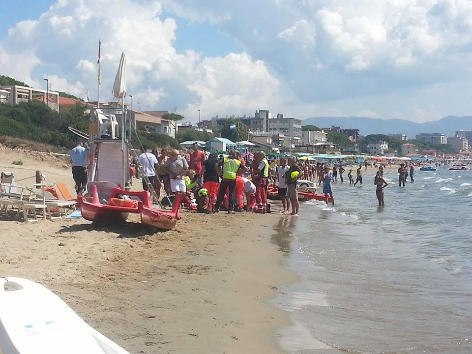 I tentativi di rianimazione sulla spiaggia di Pratoranieri