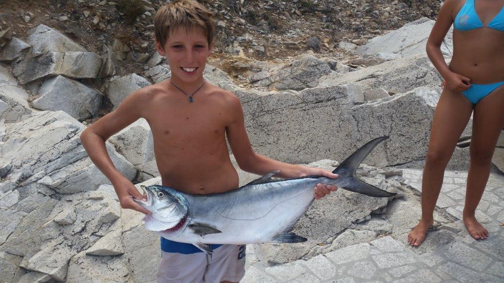 Filippo mostra il pesce catturato