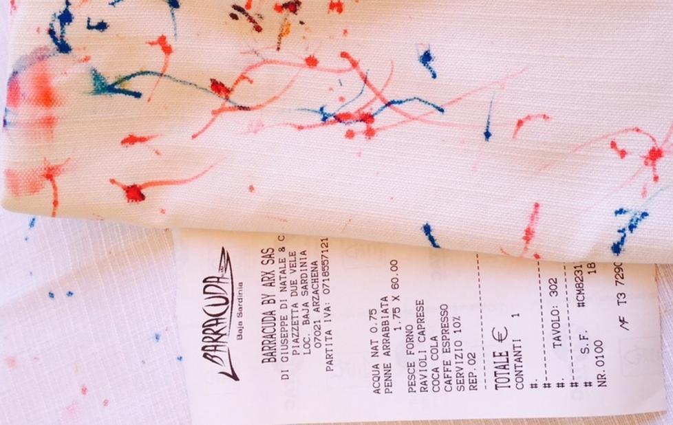 Lo scontrino con il sovrapprezzo per aver sporcato una tovaglia a Baja Sardinia