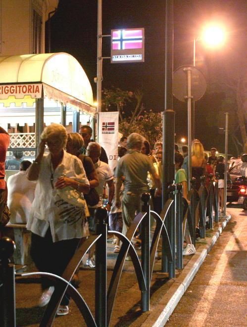 Turisti in piazza a Castiglioncello