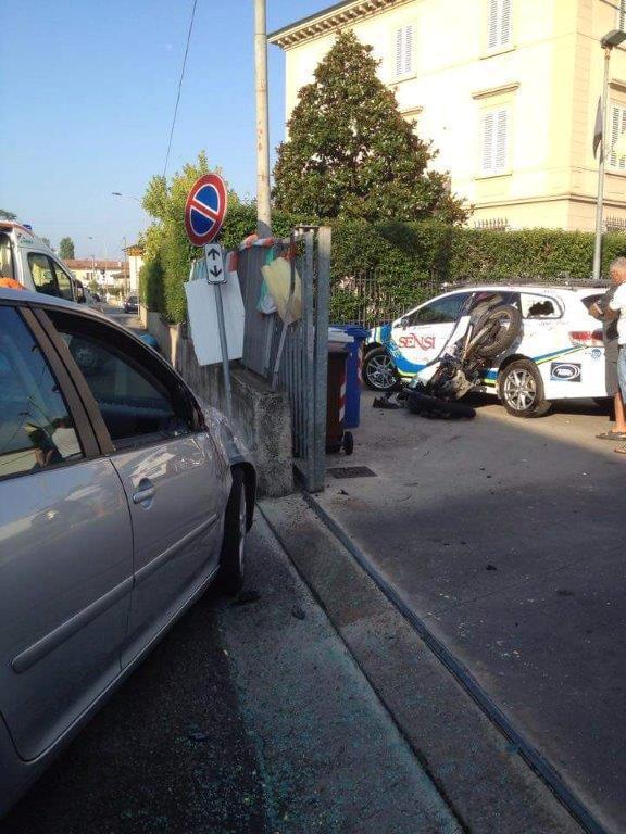 La moto finita contro un'auto in sosta dopo l'incidente