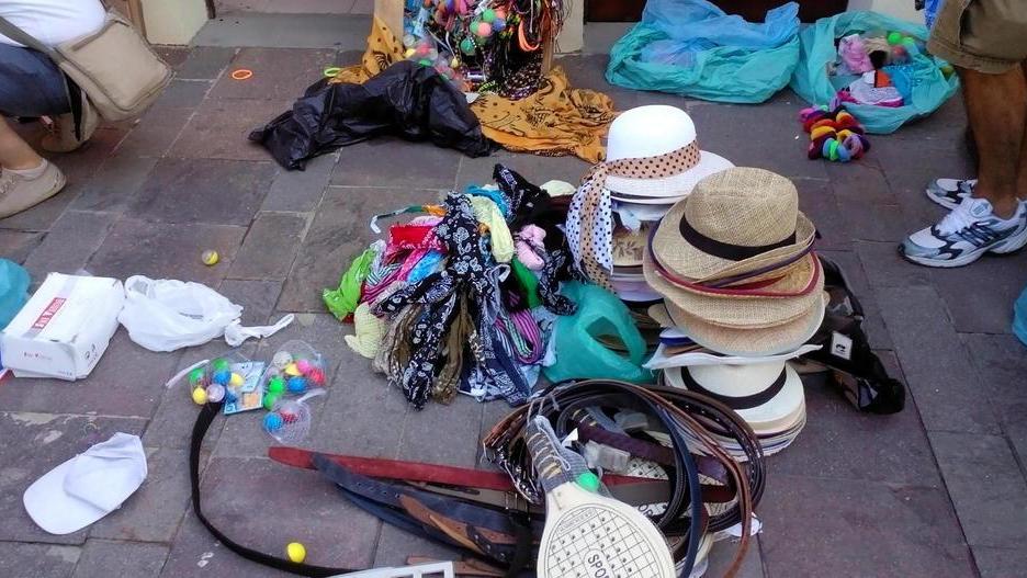 Nuovo blitz anti-abusivi Sequestrati 3.500 prodotti