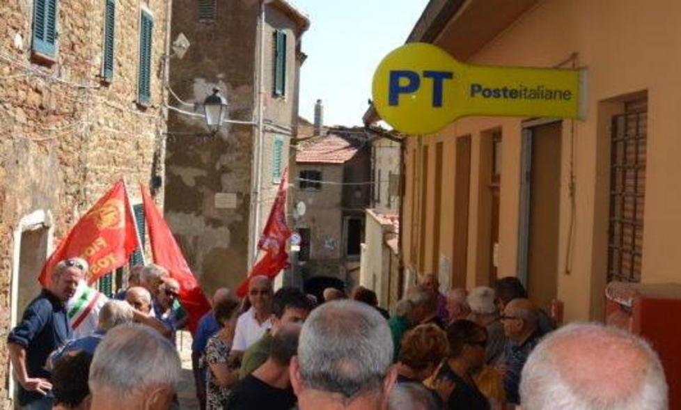 Protesta davanti alle Poste contro la chiusura degli uffici