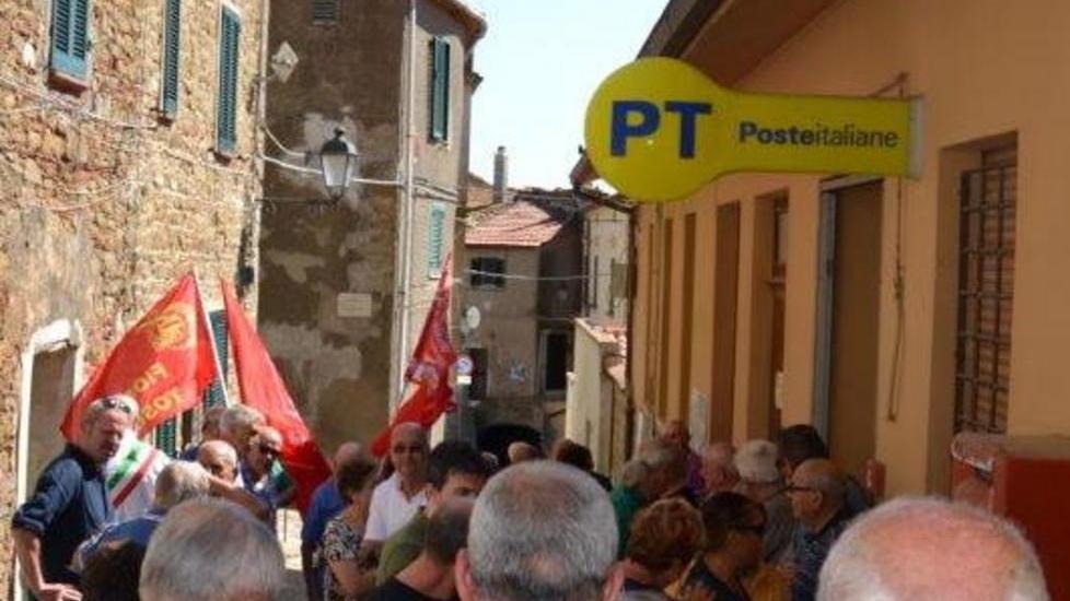 Protesta davanti alle Poste contro la chiusura degli uffici